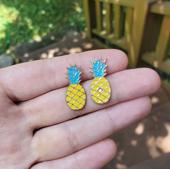 NWOT Gold Pineapple Stud Earrings - Picture 2 of 4